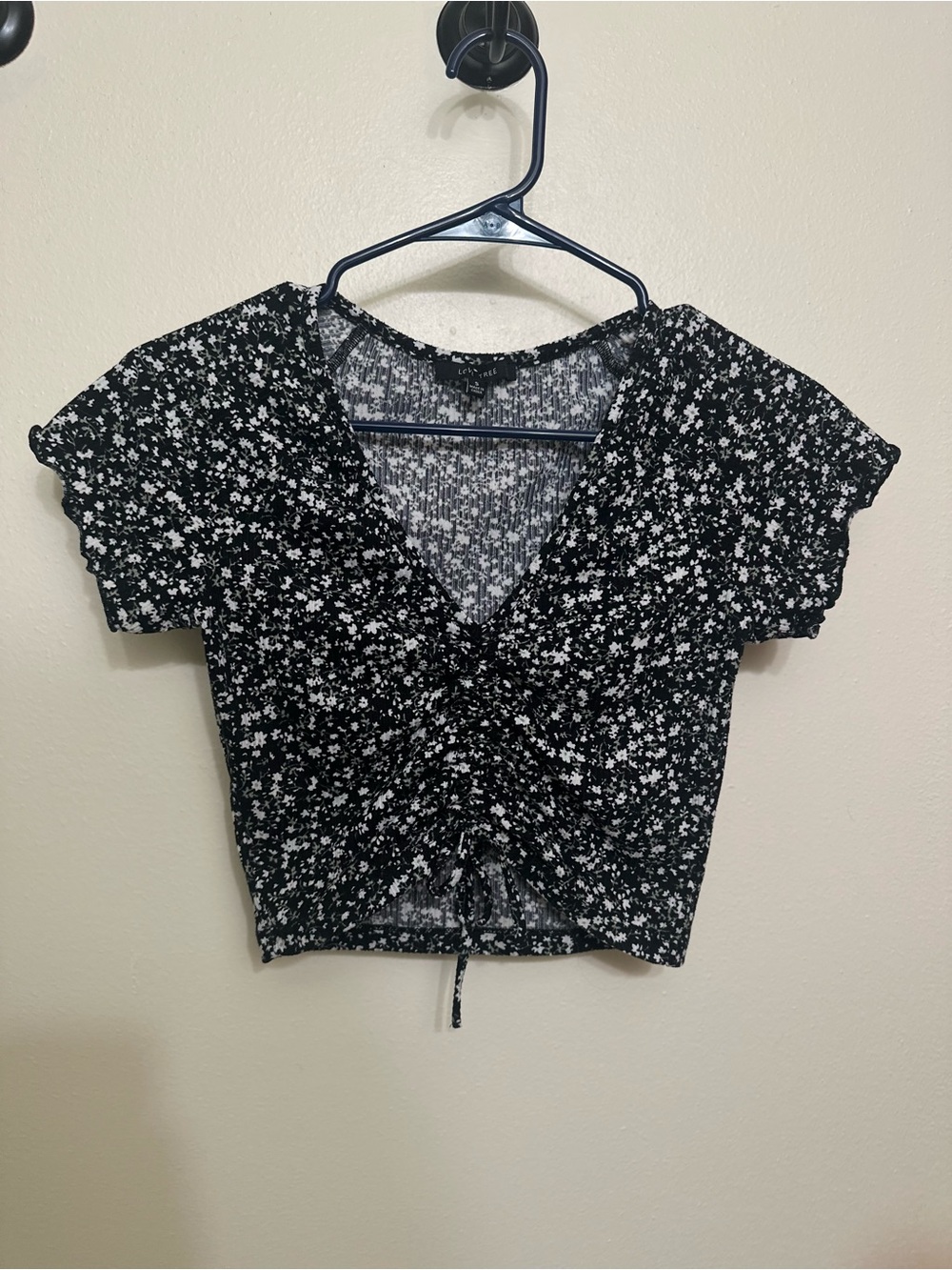 Love Tree Black & White Floral Ruched V-Neck Crop Top